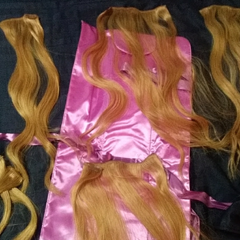 FINAL PRICE DROP!  8 pcs hair extns Honey blonde